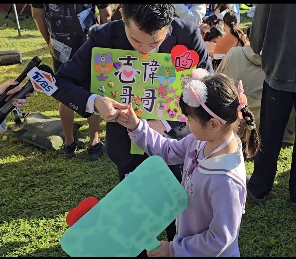 小粉絲獻愛心手作 何志偉現「跨齡」吸引力