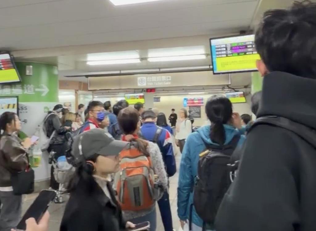 台鐵大誤點!桃園至內壢設備故障 旅客擠滿北車閘門