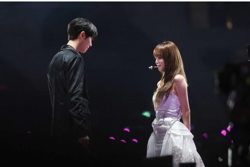 AAA》IZ*ONE高雄合體掀回憶殺!YENA台上「接吻秋泳愚」IU也嗑爆