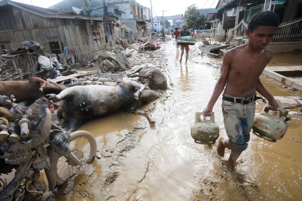 印尼洪災已908死!410人仍失蹤 路不通災民挨餓怨聲四起
