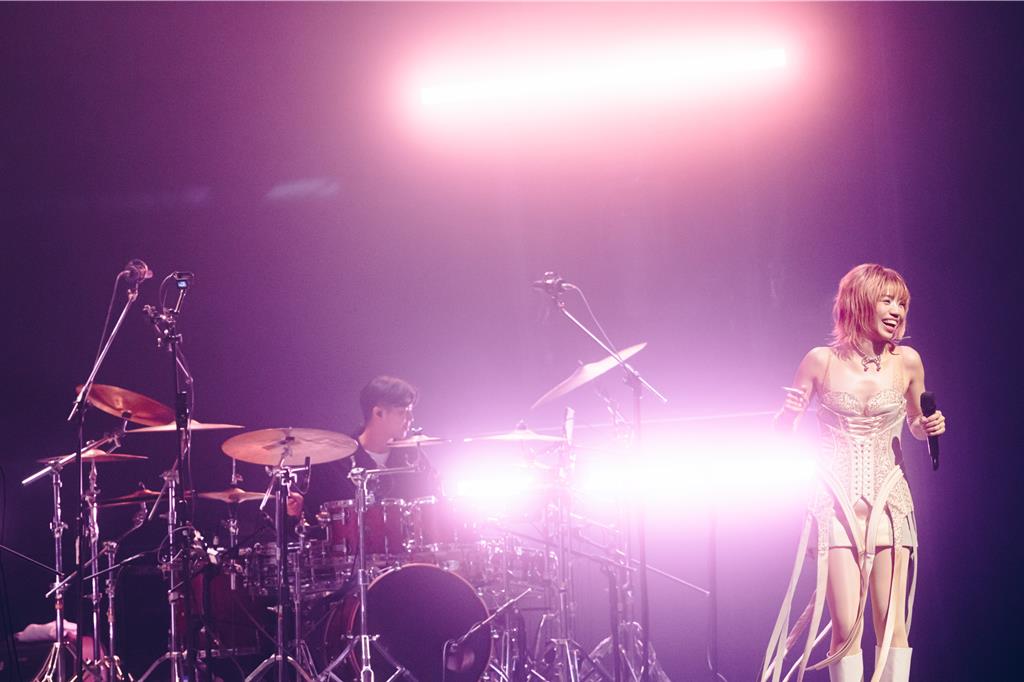 史上第一人!洪佩瑜唱一半全場漆黑長達12分鐘呼籲「不要亂摸」