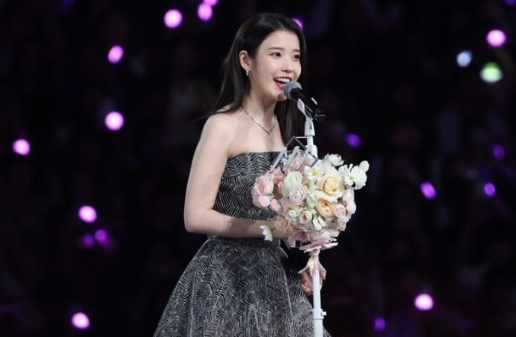 AAA》IU大獎多到拿不住！傳奇女歌手、年度藝人全包了