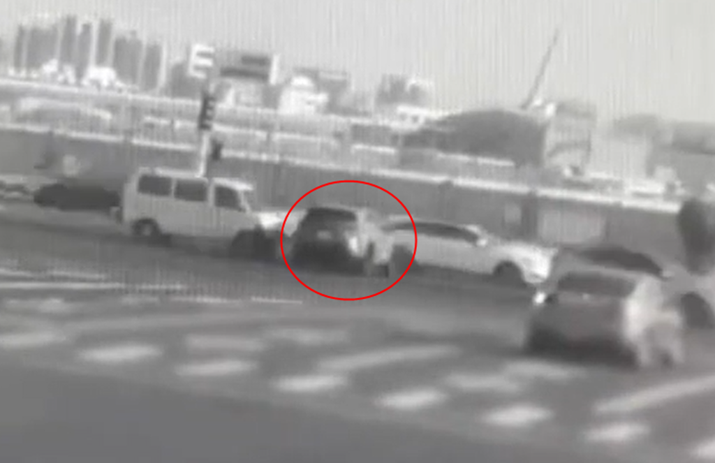 倒楣箱型車!女駕駛「連闖兩紅燈」直直衝 超扯畫面曝光