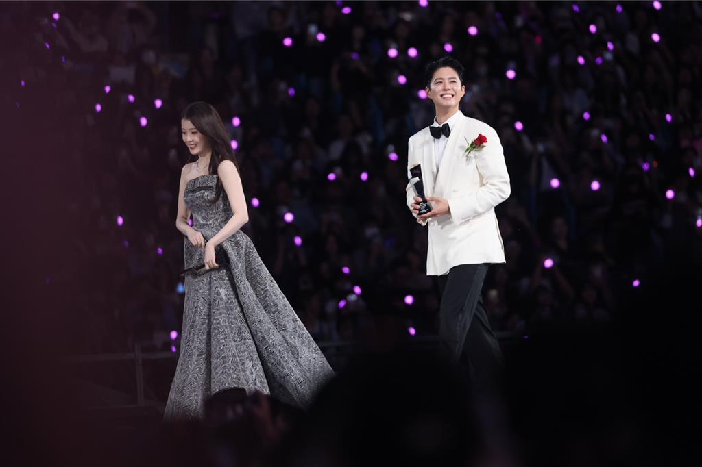 AAA得獎名單》朴寶劍連獲情侶獎「整場CP大亂鬥」IU大贏家:拿獎拿到歹勢