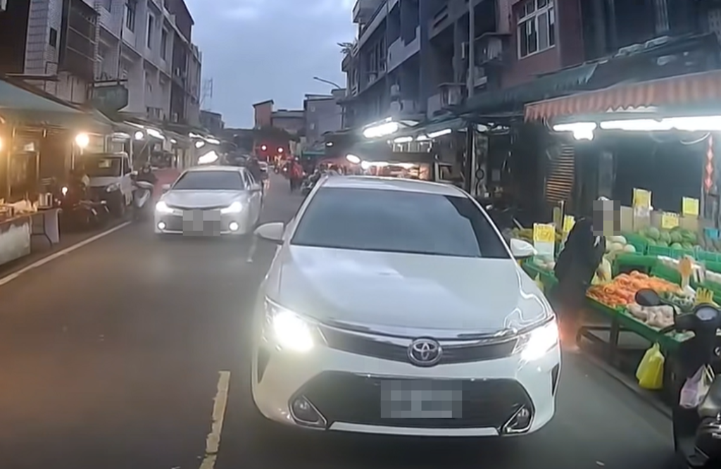 市場逆向停車買水果!「駕駛狂揮手」繞過去 騎士傻眼了