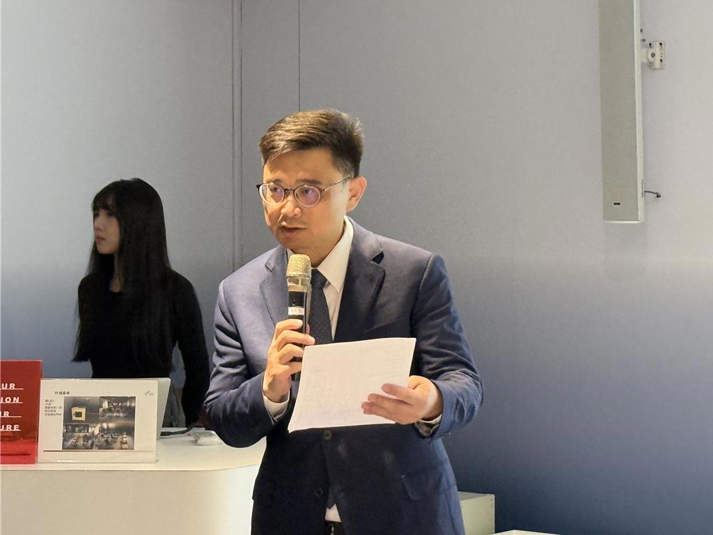 兒當眾脫褲 賴瑞隆稱「可能覺得好玩」 網炸鍋點出關鍵