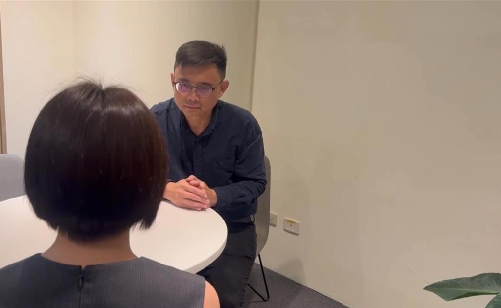 賴瑞隆聯繫上受害家長,並於下午5點雙方見面,賴瑞隆當面表達誠摯歉意,並取得對方原諒。(賴瑞隆提供/洪浩軒高雄傳真)