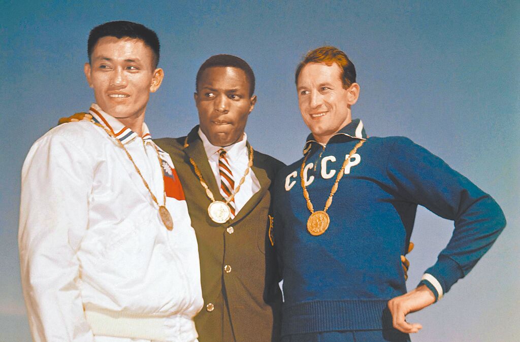 「亞洲鐵人」楊傳廣（左）1960年羅馬奧運田徑男子十項運動中得銀牌，敗給美國名將強生（中）。（美聯社）