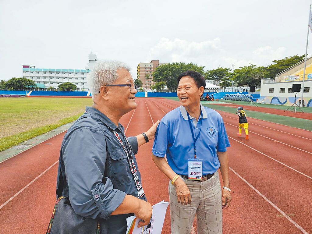 「亞洲飛豹」潘榮宗（右）排除萬難，自2021年起開始舉辦楊傳廣盃田徑賽。（孫大川提供）