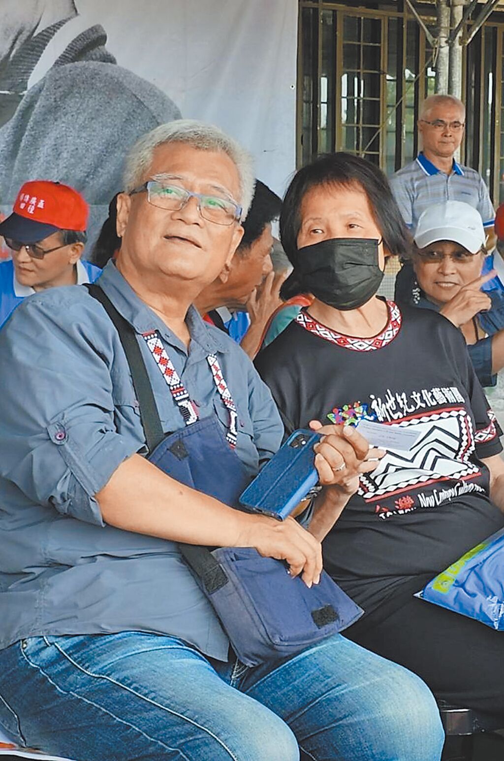 孫大川（左）與紀政合影。（孫大川提供）