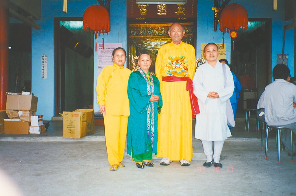 楊傳廣因受金母娘娘感召成為乩童，曾任玉璽宮廟公。（姜柷山提供）