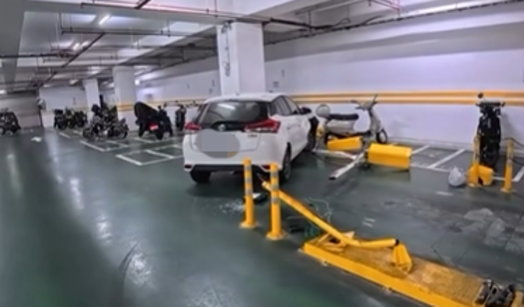 車輛撞毀進場柵欄後停在一旁。（圖／臉書爆料公社）