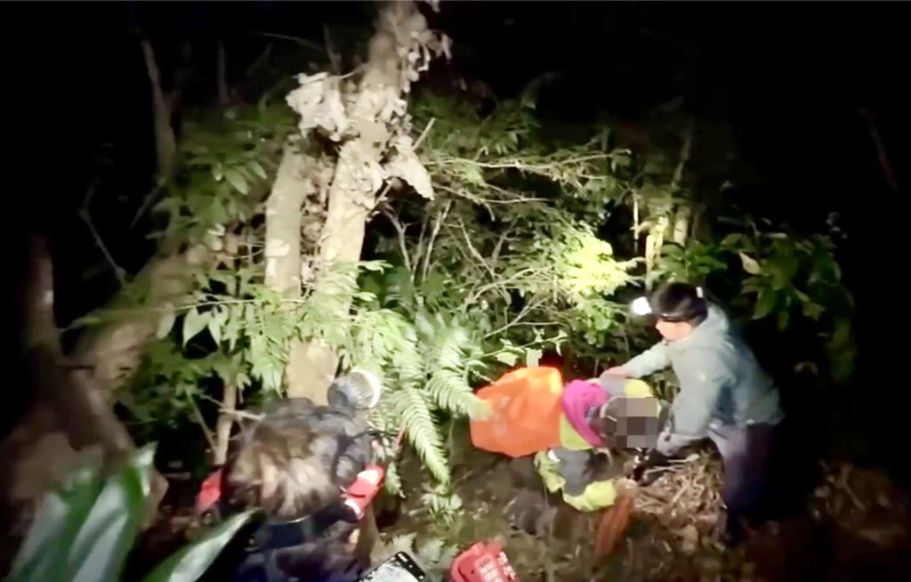 簡姓女子等7人登山隊攀登小出山回程迷路，搜救會費時6小時尋獲登山隊伍，護送他們平安下山。（警方提供／楊靜茹南投傳真）