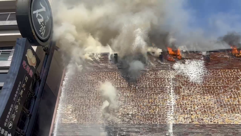 台南一家知名燒肉吃到飽店，今中午時段突冒火光。（圖／翻攝畫面）