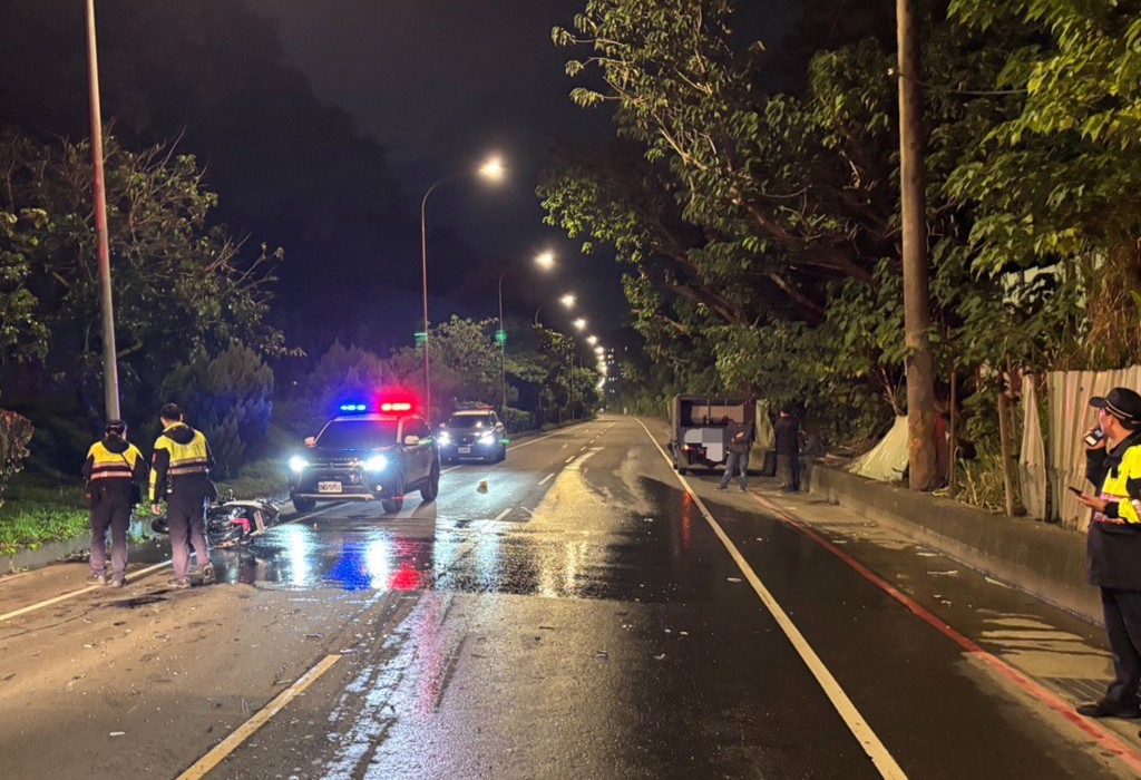 新北市樹林區的柑園二橋與環漢路口，發生一起貨車與機車的嚴重車禍，18歲男騎士送醫傷重不治，詳細車禍原因還有待警方調查釐清。（翻攝畫面）