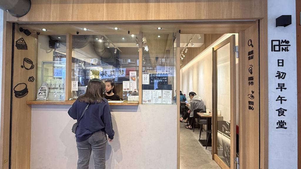 第三代的日初小巧文青風店面，經常被大批鐵粉塞爆。(施景耀 攝)