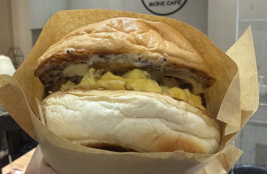 松露炒菇起司牛肉堡。(施景耀 攝)