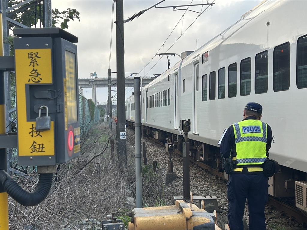 1名約60歲男子10日下午3時25分許，自行入侵軌道桃園市楊梅區新農二街瑞塘平交道，遭133車次自強號撞擊。（翻攝照片）