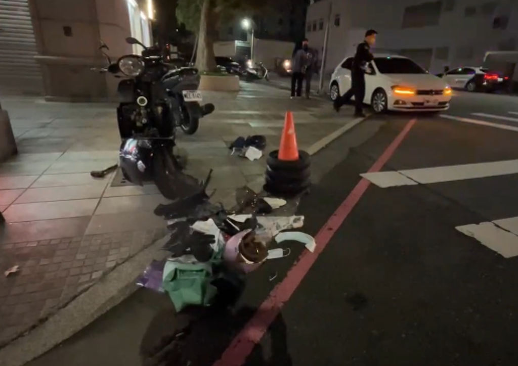 台中市北屯區10日晚間發生一起驚悚車禍，2名男騎士遭撞後當場噴飛重摔，送中國附醫急診搶救。（圖／翻攝畫面）