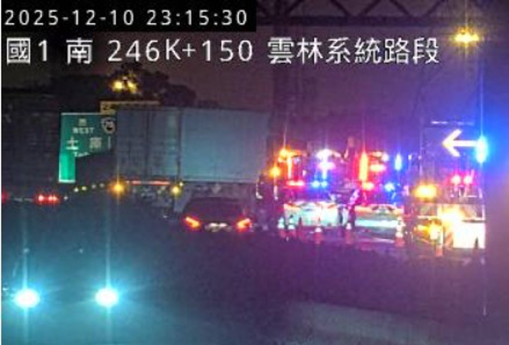 國1北上246.6公里處，貨櫃車撞破護欄，輪胎卡在水溝裡。（翻攝國道1968）