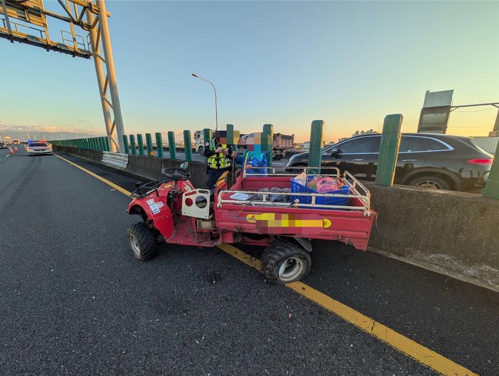 神主牌」在車陣中穿梭，讓用路人看傻眼。（警方提供／吳佩蓉宜蘭傳真）