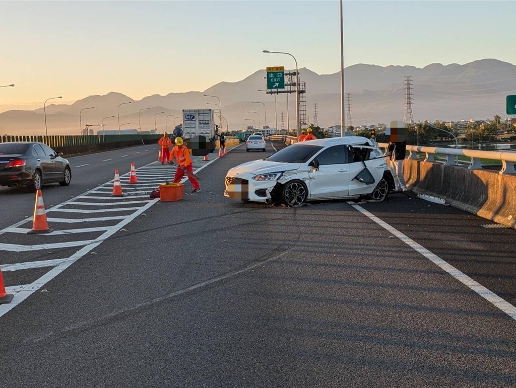 白車閃避不及而撞上農用機車。（警方提供／吳佩蓉宜蘭報導）
