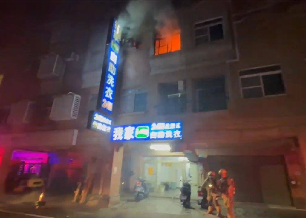 台南市安南區郡安路四段一間4樓建物，11日凌晨2時10分傳出火警，起火點疑為3樓出租套房冷氣機起火。（民眾提供／郭良傑台南傳真）
