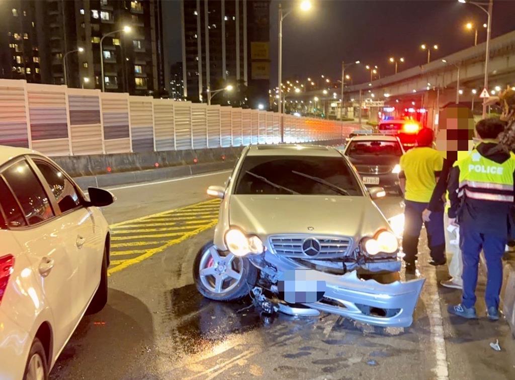 郭男駕駛的轎車車頭嚴重毀損。（海山警分局提供／孫敬新北傳真）