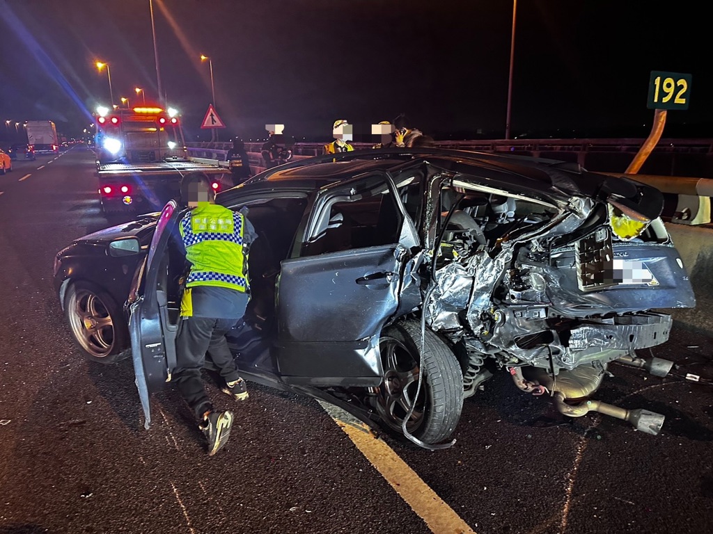 國道3號南向192公里處，昨（10）日晚間發生一起驚悚追撞事故。一輛由康姓男子駕駛的轎車，疑似因輪胎打滑故障，竟停在中線車道上，隨後遭蘇姓男子駕駛的車輛從後方猛烈撞擊。（圖／簡銘柱翻攝）