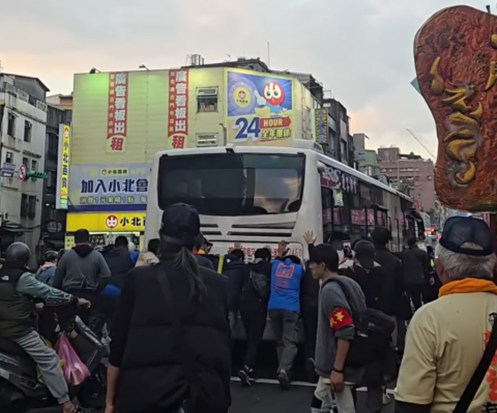 通車在遶境路線中拋錨，一旁民眾合力推車。（圖／網友p_e_i_7.18_授權提供）