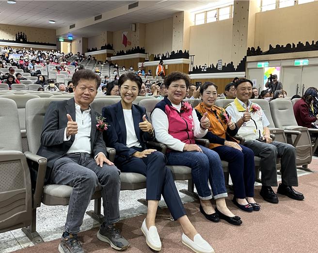 南投500位長輩畢業慶 免65歲以上健保費