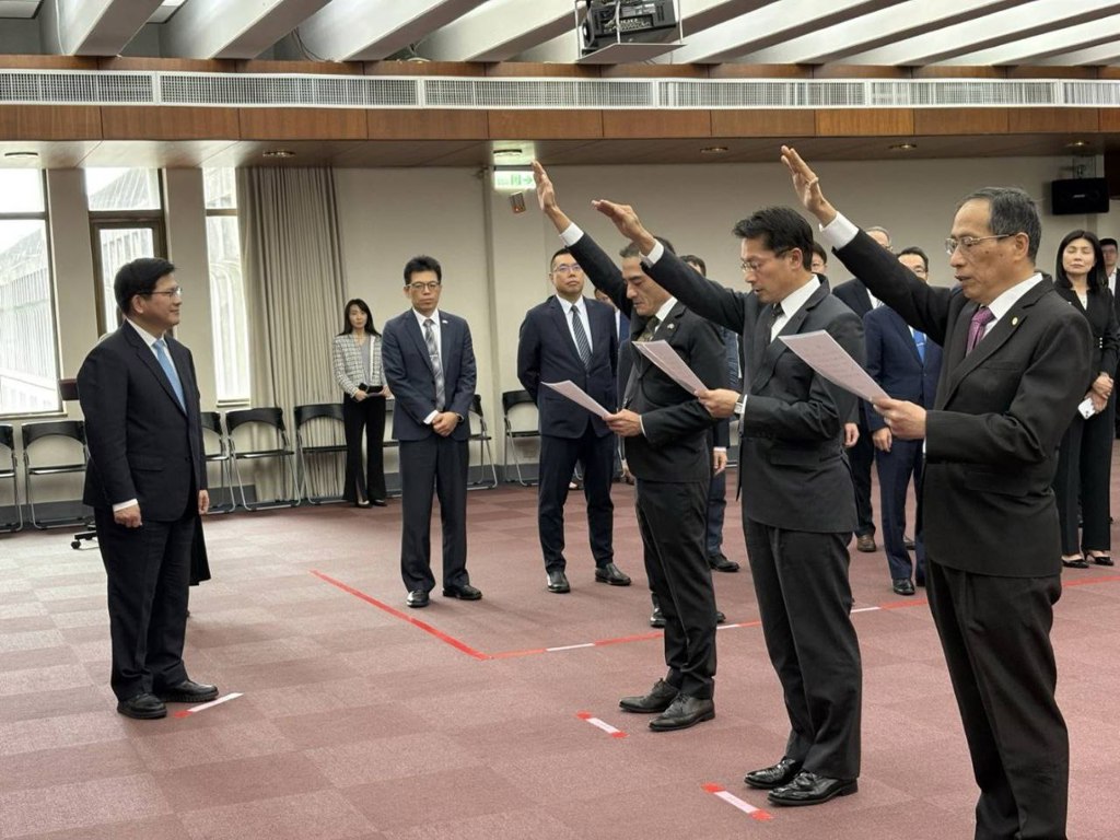 徐大使宣誓。（取自中華民國（台灣）駐馬紹爾群島大使館官網）