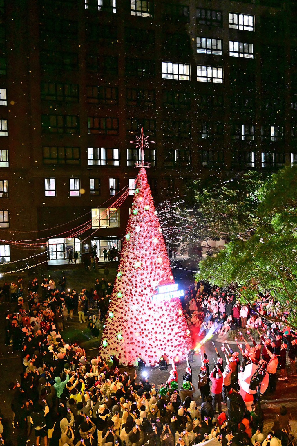 地理系副教授陳致元帶領空拍團隊，從高空捕捉文化大學聖誕點燈之夜，呈現華岡夜景與節慶氣氛。（文化大學提供）