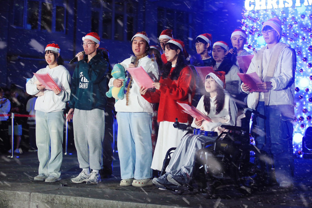 華岡團契唱詩班於聖誕點燈活動中獻唱詩歌，以溫柔歌聲傳遞祝福，為文化大學冬夜增添溫馨氛圍。（文化大學提供）