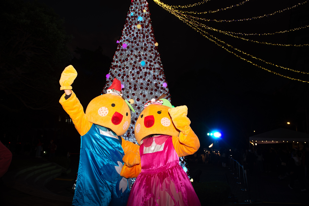 聖誕點燈時刻，文化大學吉祥物「華柑」超萌登場，以可愛舞動陪伴師生倒數，炒熱現場氣氛。（文化大學提供）