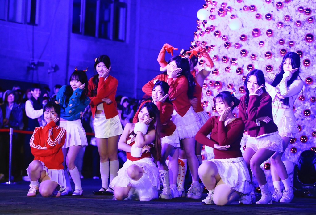 運健系學生啦啦隊帶來甜美又有活力的運動風熱舞，現場歡呼聲不斷，成為文大聖誕夜的吸睛焦點之一。（文化大學提供）