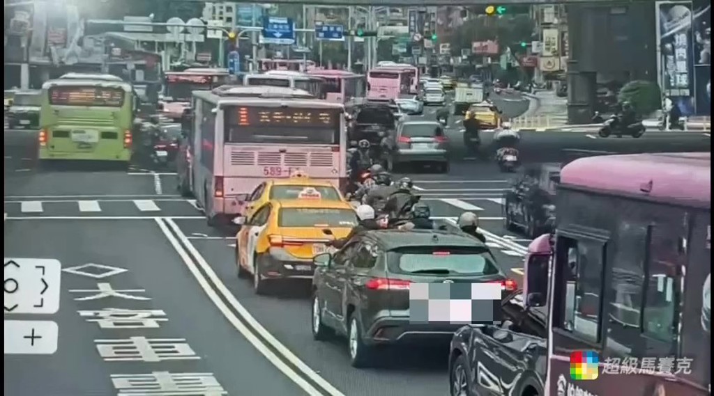 一輛公車行經該路口時，右側車身猛烈撞上一台正要左轉的普通重機，強大撞擊力導致機車騎士當場噴飛，手腳多處擦挫傷。（圖／簡銘柱翻攝）