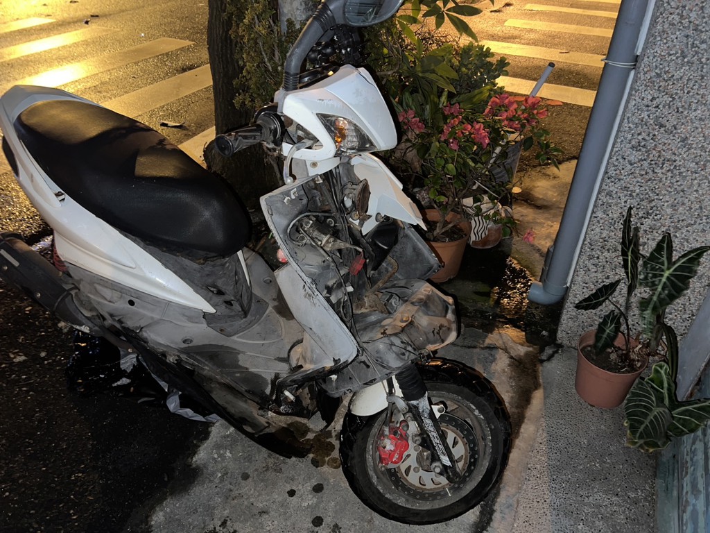 花蓮吉安鄉自立路一段與中原路一段路口，發生一起驚悚交通事故。（圖／簡銘柱翻攝）