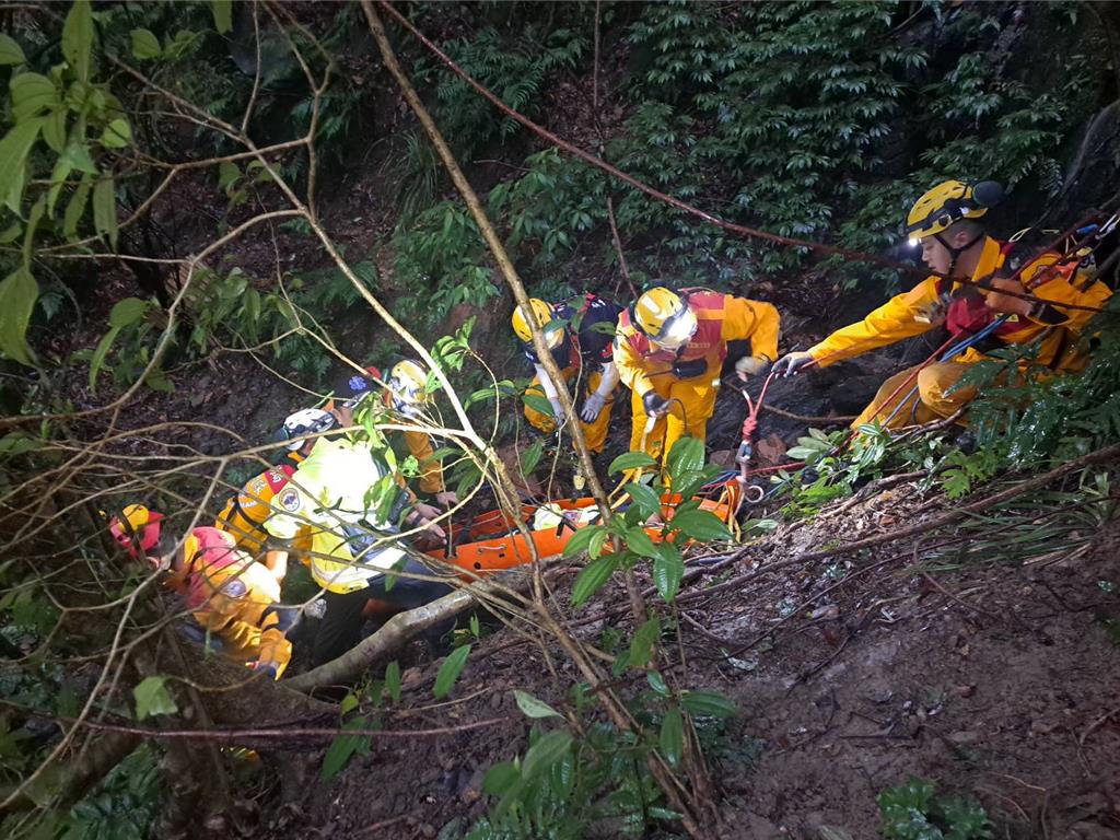 基隆市暖暖區有男子不慎跌落道路邊坡，受困2日後，經過民眾聽到呼救聲通報警消，消防人員上午順利將男子救下山送醫急救。（讀者提供／張志康基隆傳真）