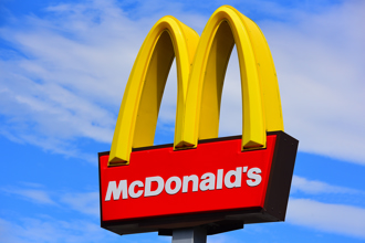 超寒酸尾牙「只吃麥當勞」 老闆下一秒掏1物神反轉 上班族讚：很務實