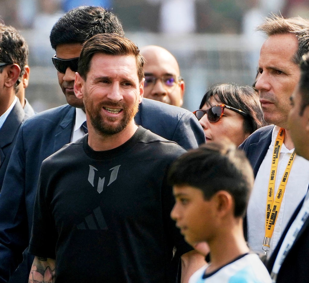 阿根廷足球明星梅西13日出席印度一場活動時,因被官員、貴賓團團圍住而提前離場,讓花了多達5500台幣買票進場的民眾憤怒衝進球場砸東西洩憤。(美聯社)