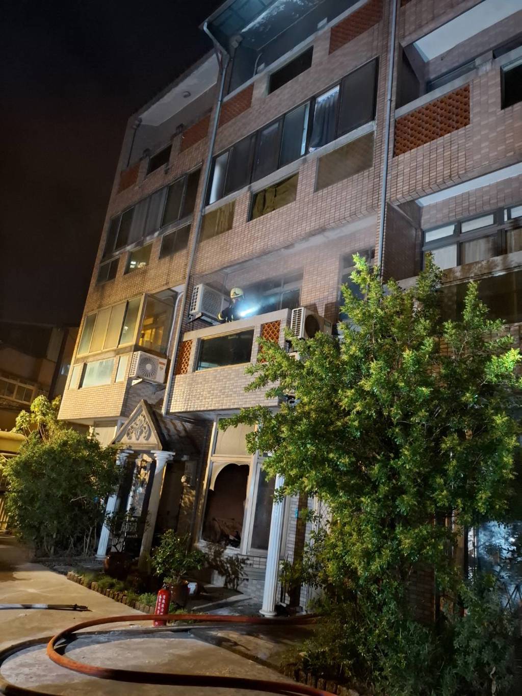 新北市鶯歌區永明街60巷一間透天厝，深夜發生火警，消防隊獲報到場進行搶救。（翻攝畫面）