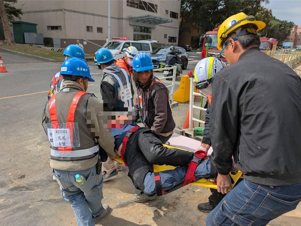 新竹科學園區一處工地15日上午發生工地鷹架倒塌意外。（新竹市消防局提供／王惠慧新竹傳真）