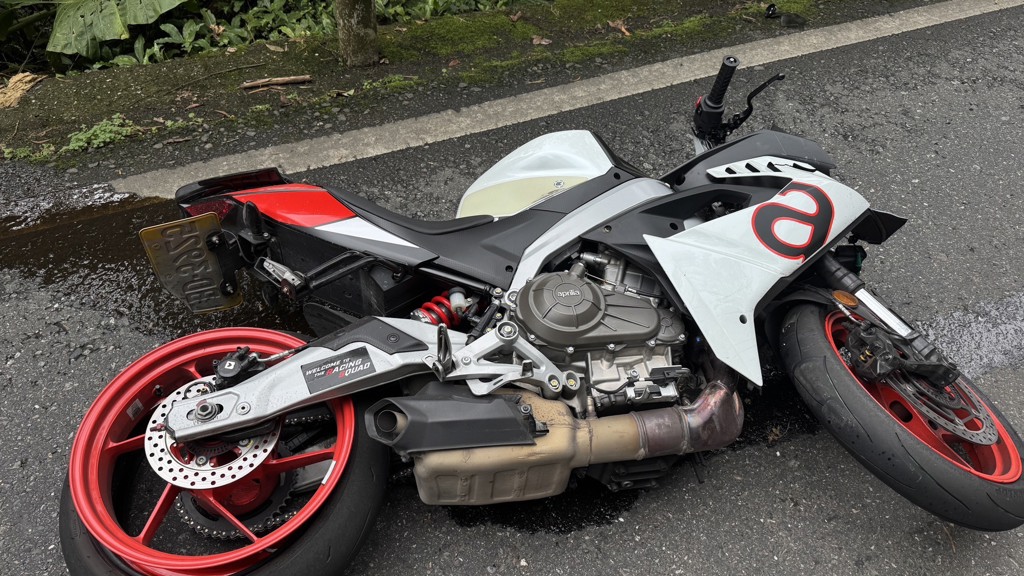 一名年輕重機騎士昨（14）日上午獨自騎乘黃牌重機「跑山」，行經坪林區北宜公路32.4公里一處左彎時，疑似因過彎失控，當場打滑自摔，造成騎士右手骨折、全身多處擦挫傷。（圖／簡銘柱翻攝）