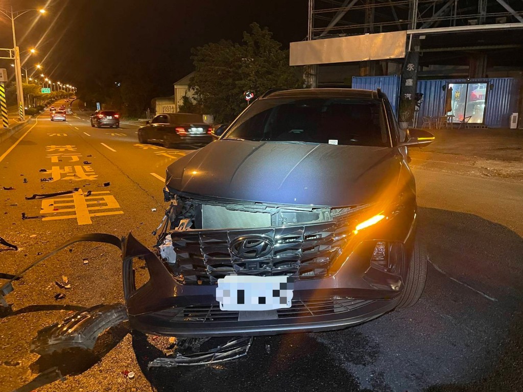 一輛市價近300萬元的BMW 328轎車，與一輛同向休旅車在路口發生碰撞，BMW當場失控猛撞中央分隔島，車頭全毀、零件噴飛，現場白煙四起；休旅車女駕駛與乘客受傷送醫。（圖／簡銘柱翻攝）