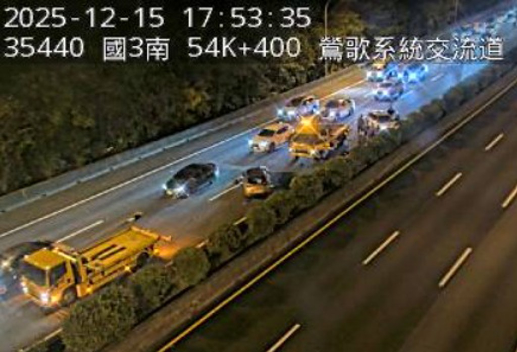 國3北上約54公里處，鶯歌系統路段，內側車道發生2車碰撞，導致北上車流回堵。（翻攝國道1968）