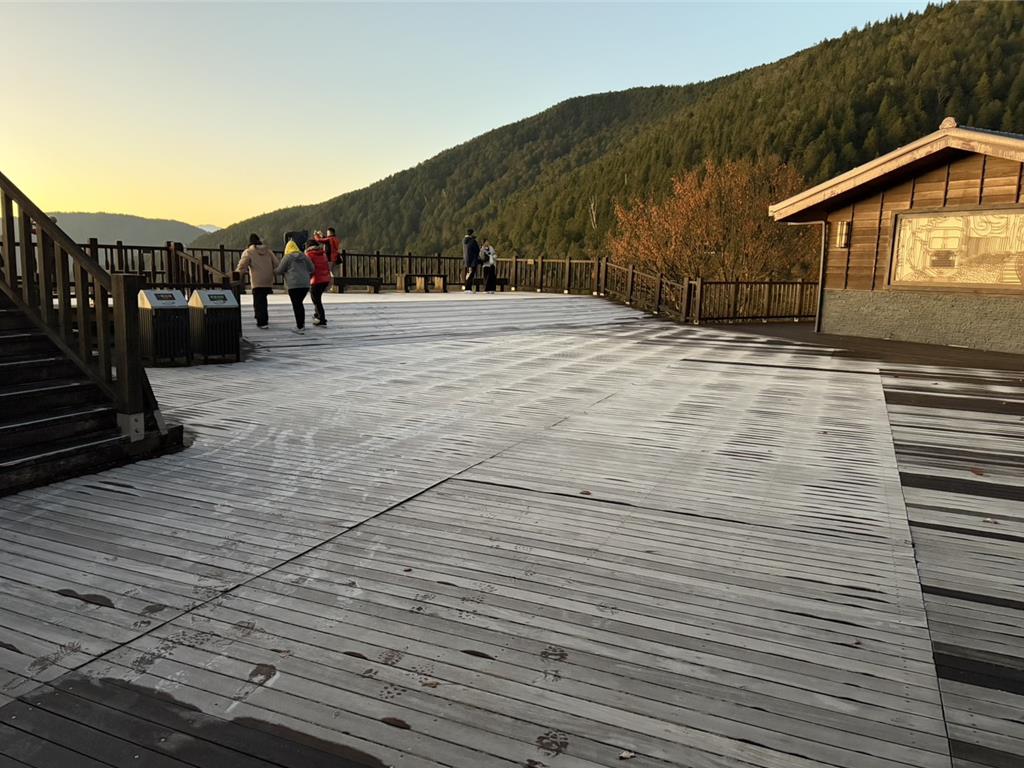 宜蘭太平山森林遊樂區今（16日）清晨氣溫下探至約4度，太平山莊一帶出現明顯結霜景象，觀景平台鋪面泛著一層白霜。（太平山森林遊樂區提供／吳佩蓉宜蘭傳真）