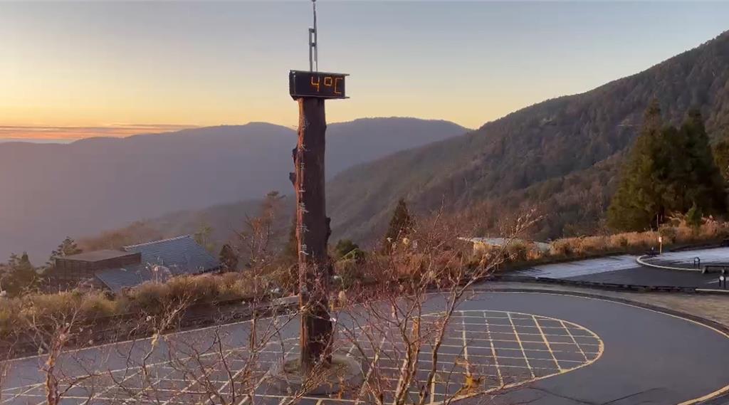 宜蘭太平山森林遊樂區今（16日）清晨氣溫下探至約4度，太平山莊一帶出現明顯結霜景象，觀景平台鋪面泛著一層白霜。（太平山森林遊樂區提供／吳佩蓉宜蘭傳真）