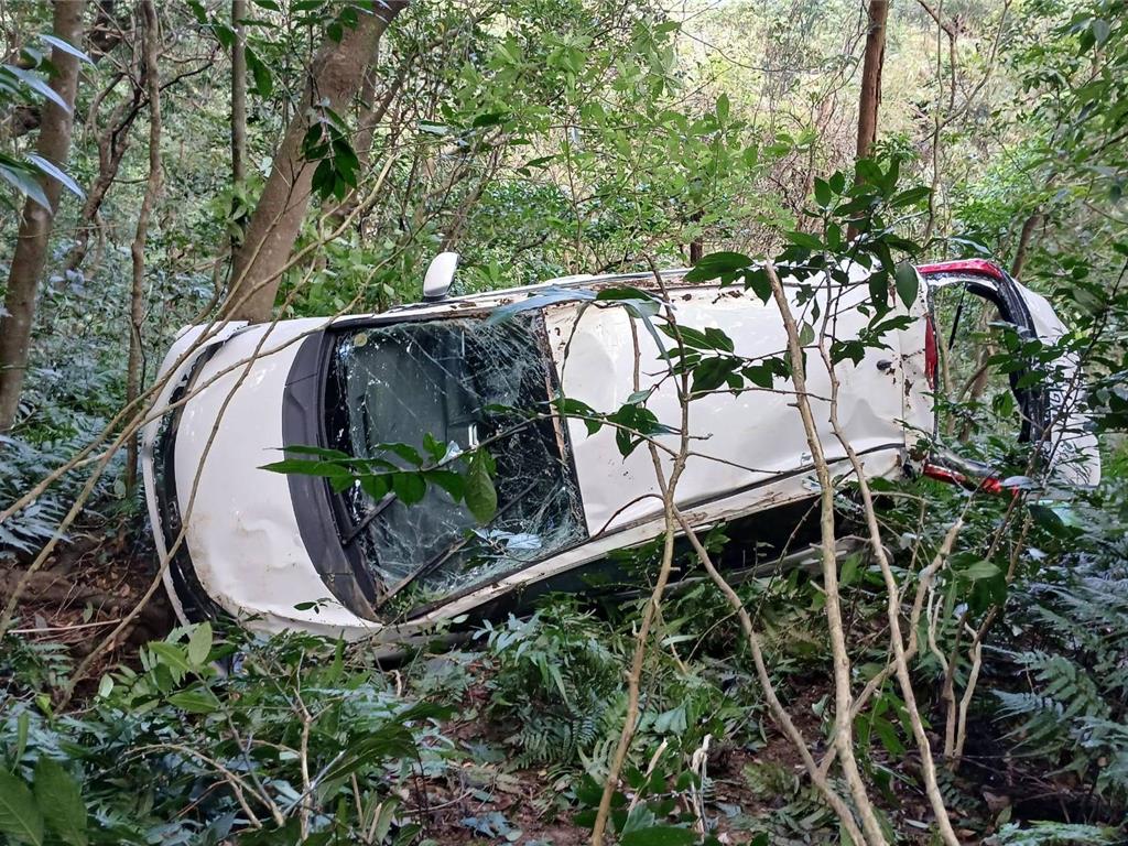 51歲許姓女駕駛今（16）日中午12時許開車行經新北市瑞芳區106縣道74公里處往瑞芳方向時，因不明原因滾落山谷。（翻攝畫面）