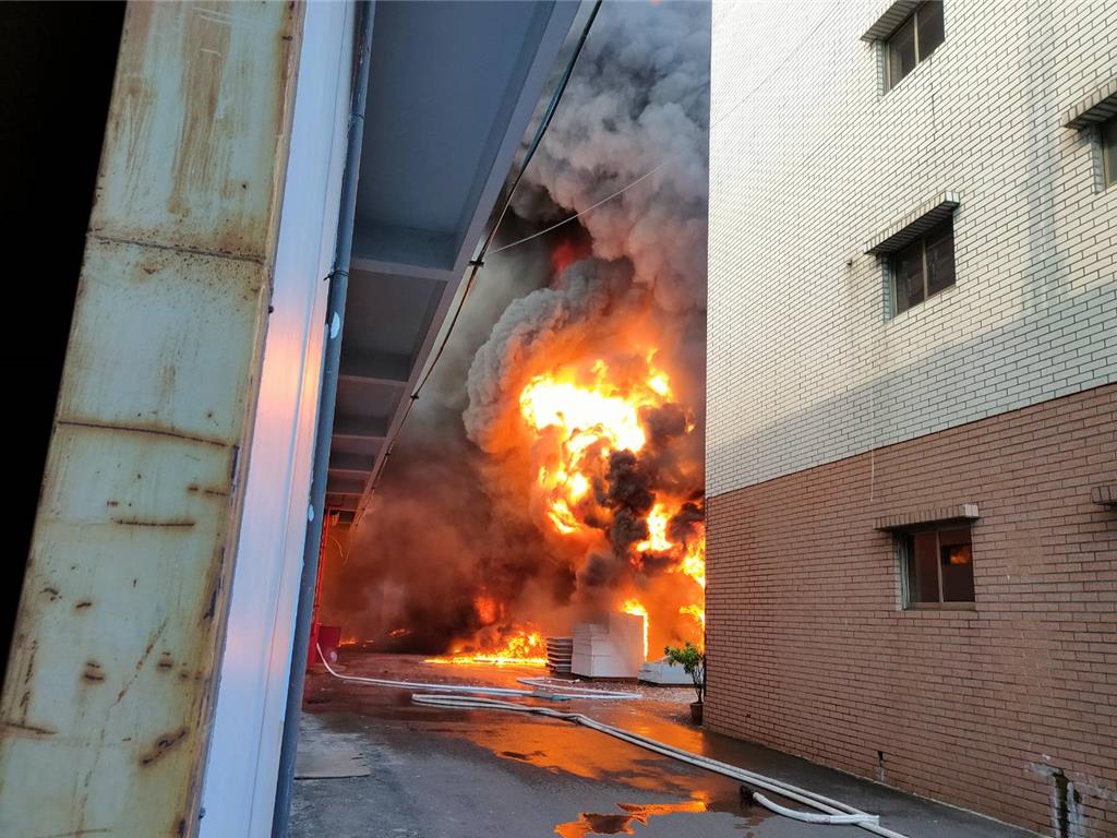 大發工業區某塑膠工廠發生火警。（翻攝照片／洪靖宜高雄傳真）
